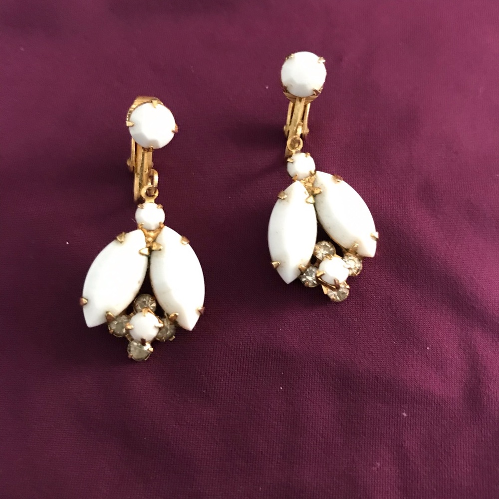 Beautiful Vintage milk glass clip on earrings - Picture 2 of 5